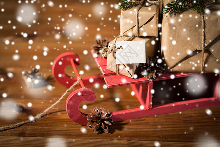 节日,礼物,新庆祝礼品盒与空白注红色木制雪橇松果图片