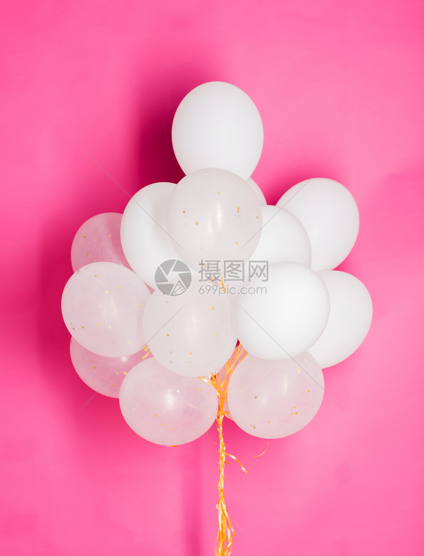节日,生日,派装饰膨胀的白色氦气球粉红色的背景图片