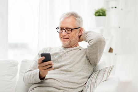 技术,人,生活方式沟通快乐的老人拨打电话号码短信智能手机家里背景图片