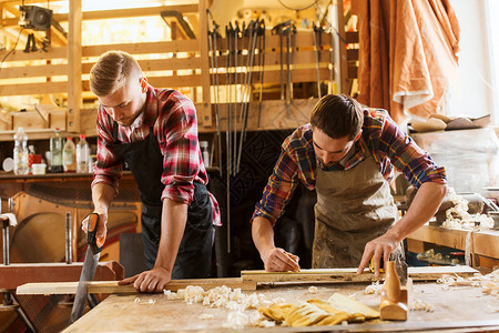 专业,木工,木工人的木匠工作与锯木板车间高清图片