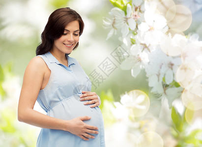 怀孕,母亲,人期望的快乐的孕妇触摸她的大肚子自然春天樱花背景图片