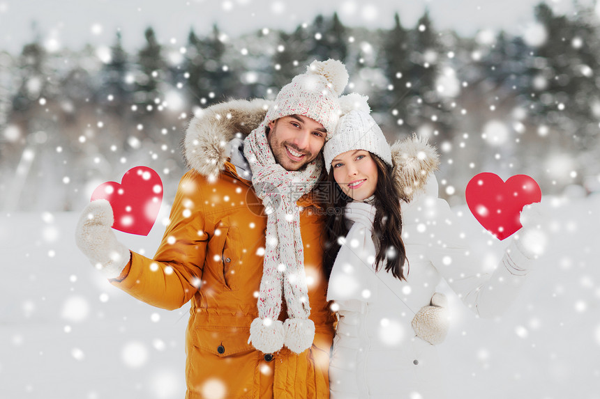 人,季节,爱情人节的幸福的夫妇抱着空白的红心冬天的风景图片