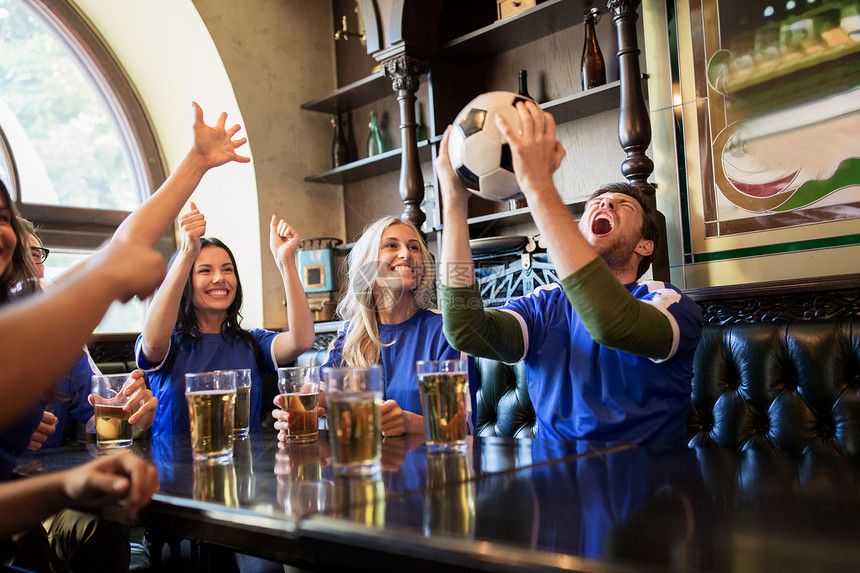 运动,人,休闲,友谊娱乐活动的快乐的球迷朋友喝啤酒,庆祝胜利酒吧酒吧图片