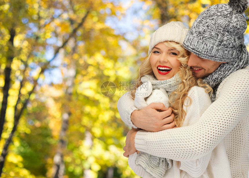 季节,人,爱时尚的幸福的家庭夫妇穿着温暖的衣服秋天的背景下图片