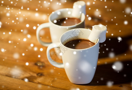 假期,冬天,食物饮料的杯子与热巧克力可可饮料棉花糖木桌上图片