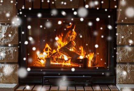 冬天,诞节,温暖,火舒适的燃烧的壁炉家里与雪背景图片