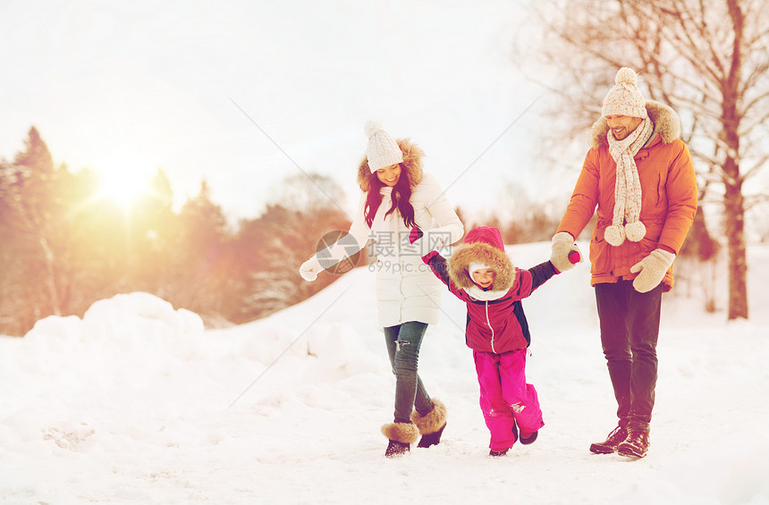 父母,时尚,季节人的快乐的家庭与孩子穿着冬天的衣服走户外图片
