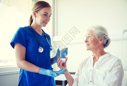 医学,龄,保健人的护士给老年女子医院病房的药物水图片