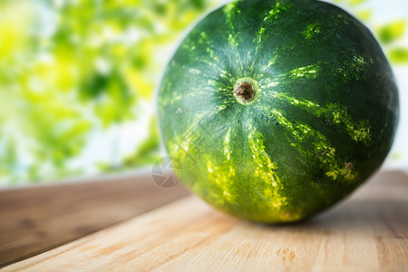 健康的饮食,食物,水果素食的西瓜木制切割板绿色自然背景图片