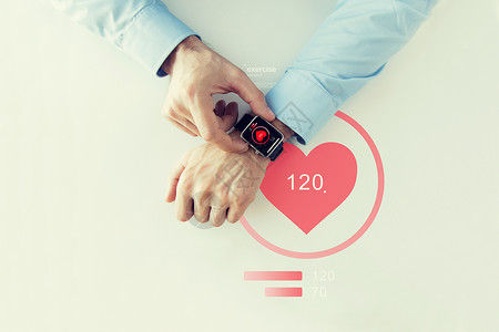 商业,技术,医疗,应用人的男手智能手表与红色心脏图标屏幕图片
