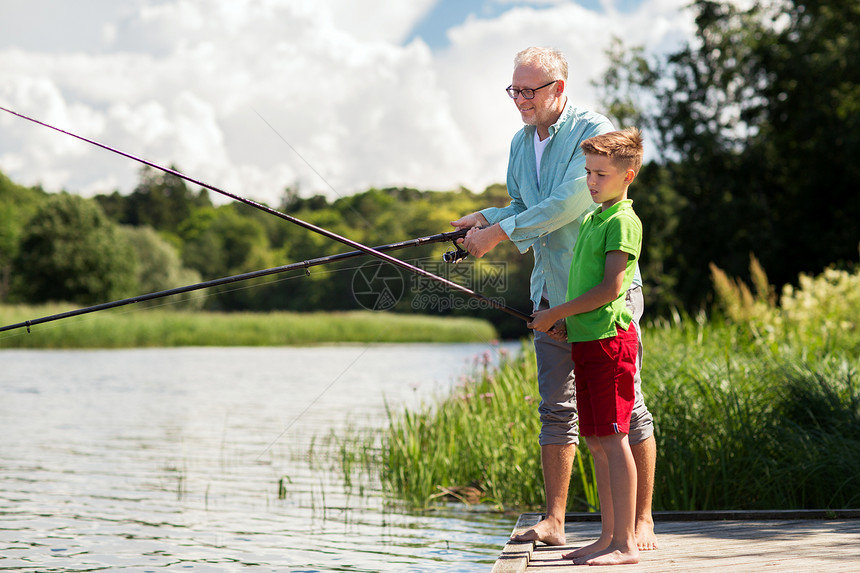 家庭世代暑假人们的快乐的祖父孙子河泊上钓鱼图片