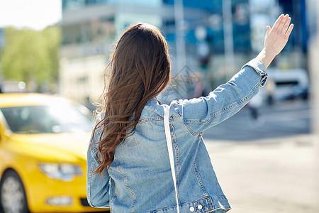 手势,交通,旅游,旅游人的轻的妇女十几岁的女孩城市街道上乘出租车搭便车图片