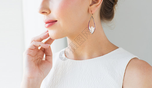 魅力,美丽,珠宝奢侈的用珍珠耳环特写美丽的女人的脸图片