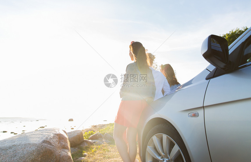 暑假,假期,旅行,公路旅行人们的快乐的十几岁的女孩轻的妇女海边的汽车附近图片
