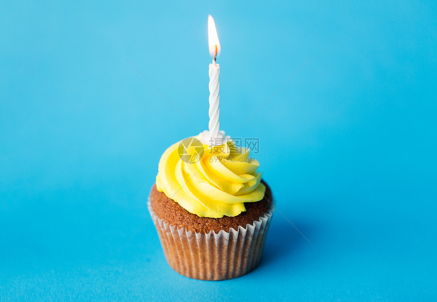 节日,庆祝,问候派生日蛋糕与个燃烧的蜡烛蓝色背景图片