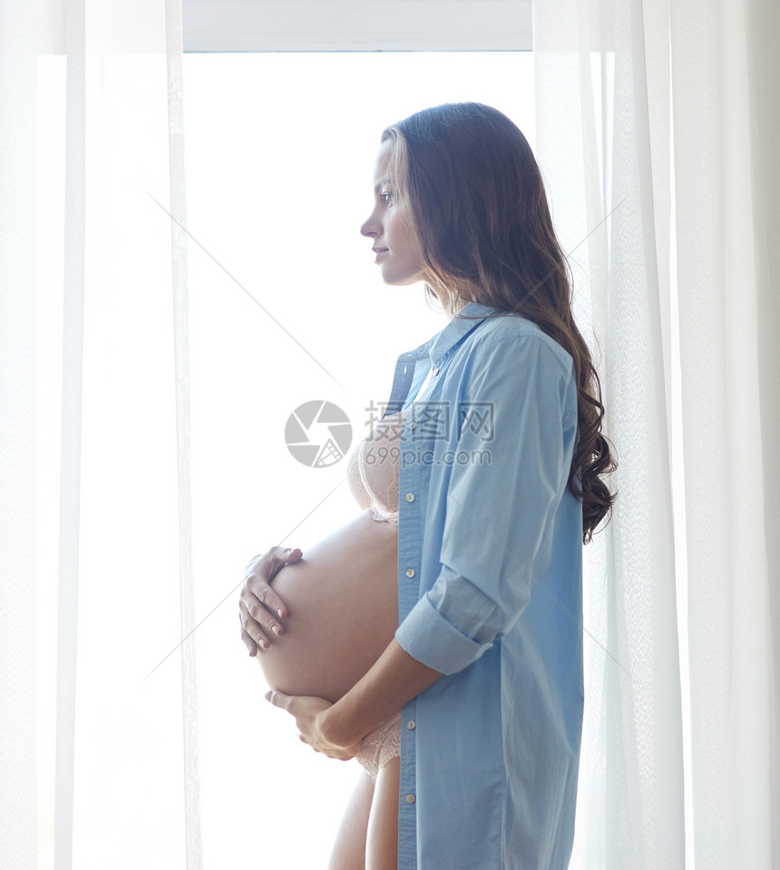 怀孕,母亲,人期望的快乐的孕妇,大裸肚子附近的窗户家里图片