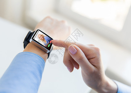 商业,现代技术,通信人的女的手智能手表与来电屏幕办公室图片