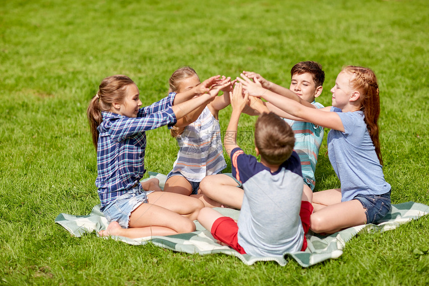 暑假,友谊,童,休闲人的群快乐的青春期前的孩子公园里手拉手图片