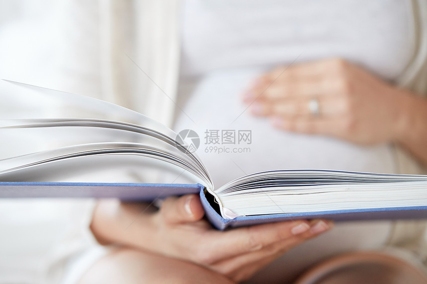 怀孕,人母亲的密切孕妇阅读书籍图片