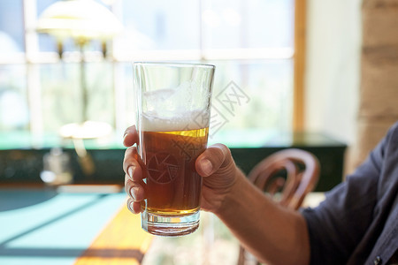 人,饮料,酒精休闲近距离的人喝啤酒璃酒吧酒吧图片