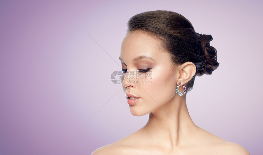 美丽,珠宝,配饰,人奢侈的特写美丽的亚洲女人的脸与耳环紫罗兰背景图片