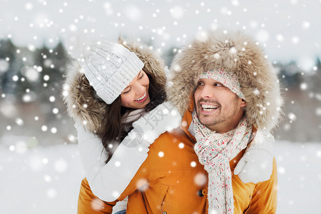 人,季节,爱休闲的快乐的夫妇冬天的背景下玩得很开心图片