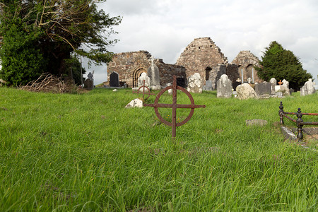 老墓碑古老的纪念碑埋葬爱尔兰凯尔特墓地墓地上古老的生锈的坟墓十字架墓碑废墟背景