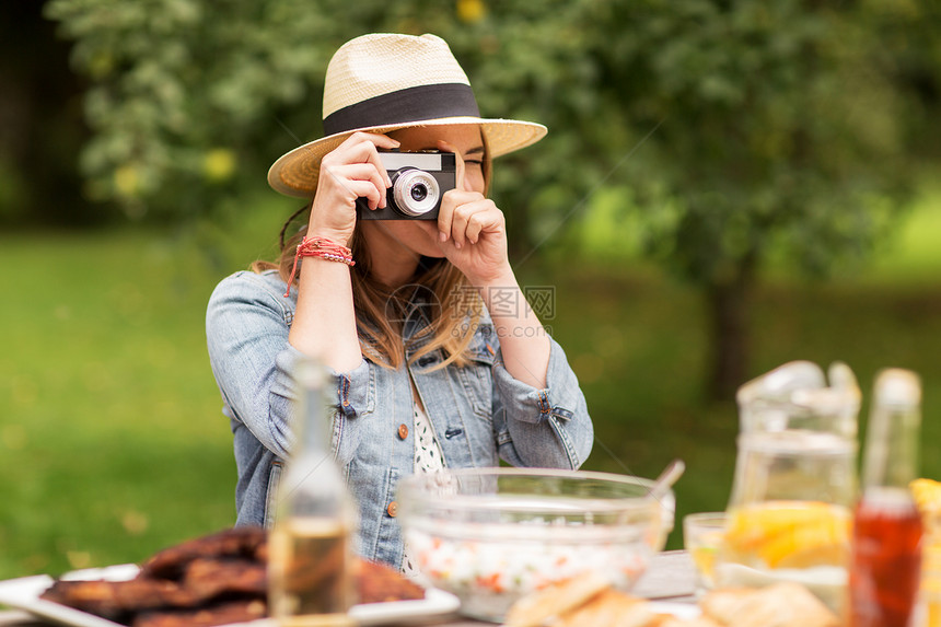 摄影人们的夏季花园的晚餐上用相机拍摄的轻女人的特写户外用相机拍摄的女人的特写图片