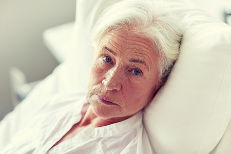 医学,龄,保健人的老妇女病人躺医院病房的床上图片