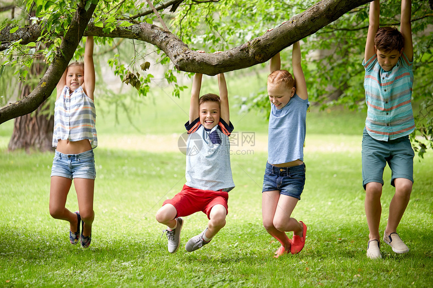 友谊,童,休闲人的群快乐的孩子朋友挂树上,夏天的公园里玩得很开心图片