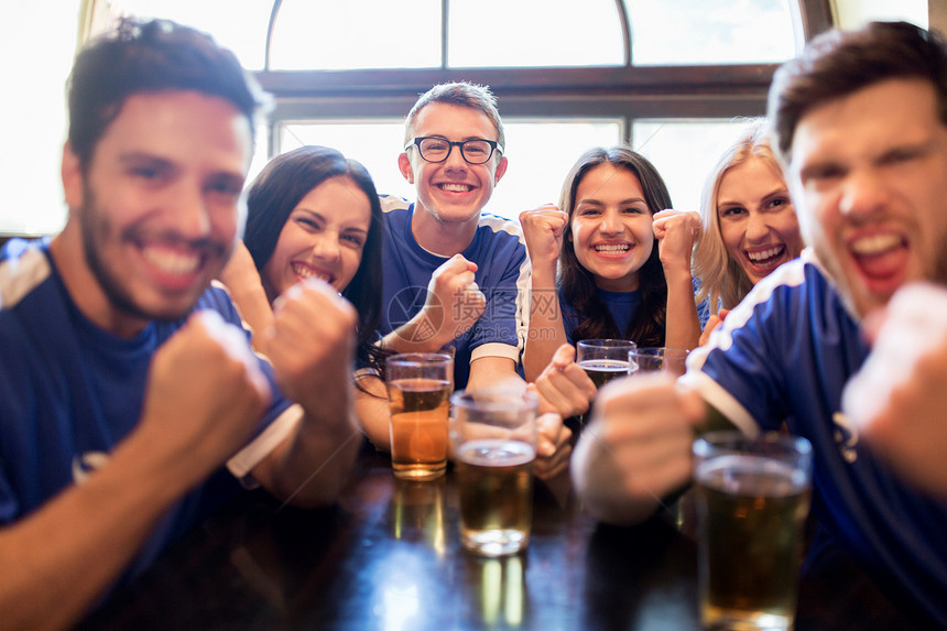 运动,人,休闲,友谊娱乐活动的快乐的球迷朋友喝啤酒,庆祝胜利酒吧酒吧图片
