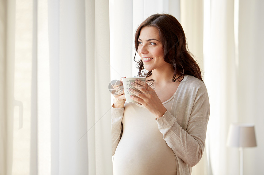 怀孕,饮料,休息,人期望的快乐的孕妇家里喝杯茶图片