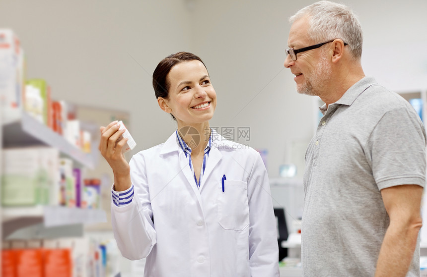 医药,药剂学,保健人的快乐药剂师向药店的高级男客户展示药物图片