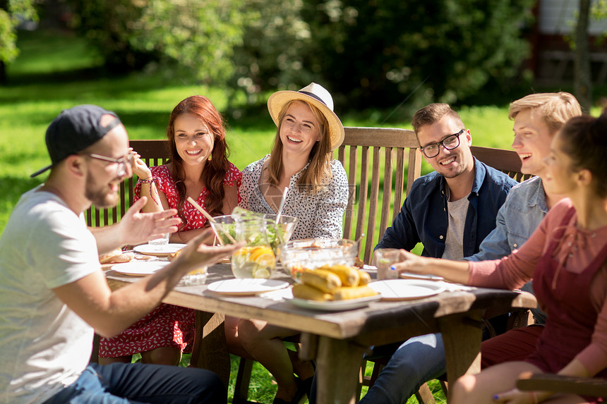 休闲,假期,饮食,人食物的快乐的朋友夏季花园聚会上吃晚饭图片