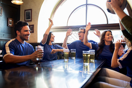 体育,人,友谊娱乐活动的快乐的球迷朋友喝啤酒,击掌庆祝胜利酒吧酒吧图片