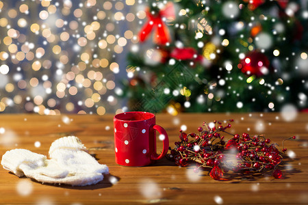 节日,诞节,冬天饮料的茶杯与手套诞装饰木制桌子上图片