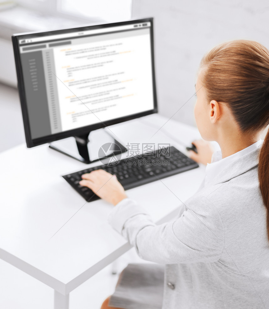 商业,人,技术,编程教育女商人学生女孩电脑屏幕上编码坐办公室桌子上图片