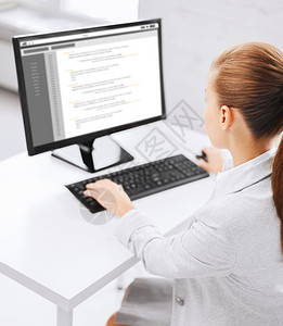 商业,人,技术,编程教育女商人学生女孩电脑屏幕上编码坐办公室桌子上图片
