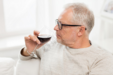 人,酒精饮料的老人喝红酒璃家里图片