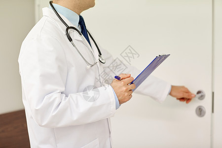 医学,专业,医疗人的医生与剪贴板听诊器医院开门图片