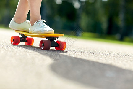 街道滑板生活方式行动高清图片