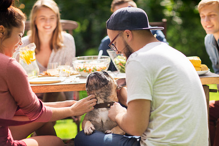 休闲,假期,饮食,人食物的快乐的朋友与法国斗牛犬夏季花园聚会晚餐图片