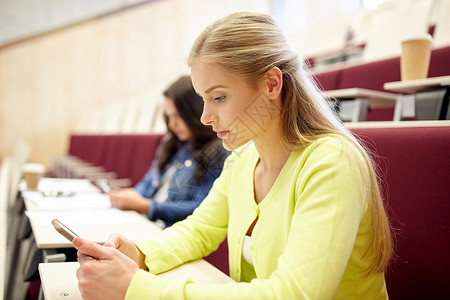 教育,高中,大学,学人的学生女孩与智能手机讲座图片