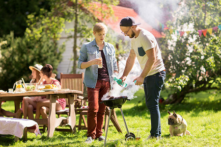 休闲,食物,人假日的朋友烧烤烧烤烧烤夏季户外聚会图片