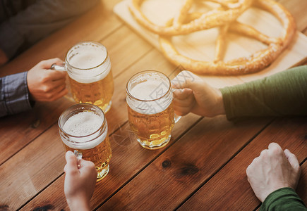 人,休闲饮料的酒吧酒吧用啤酒杯椒盐脆饼把男的手闭来图片