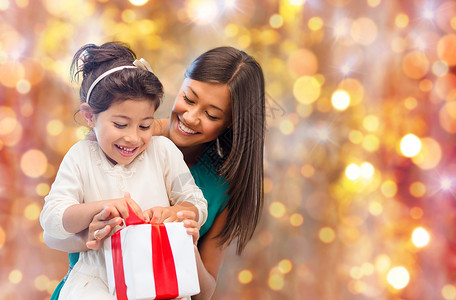 妈妈节艺术字诞节,假日,庆祝,家庭人的快乐的母亲孩子女孩与礼品盒灯光背景背景