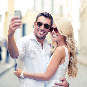 夫妇用智能手机自拍图片