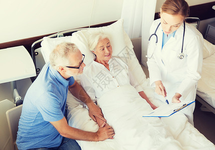 医学,龄,保健人的老妇女,男子医生与剪贴板医院病房图片