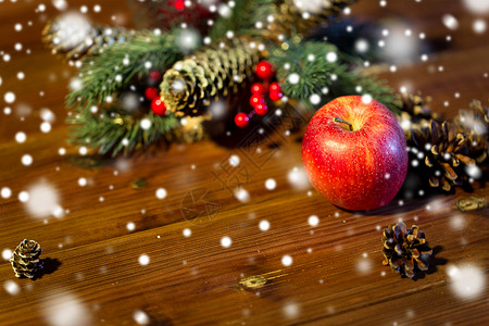 诞节,装饰,假日新红苹果与杉木树枝装饰木桌上图片