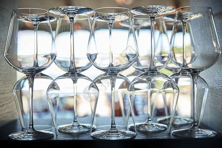 酒厂,璃器皿酒精空酒杯餐厅的货架上图片